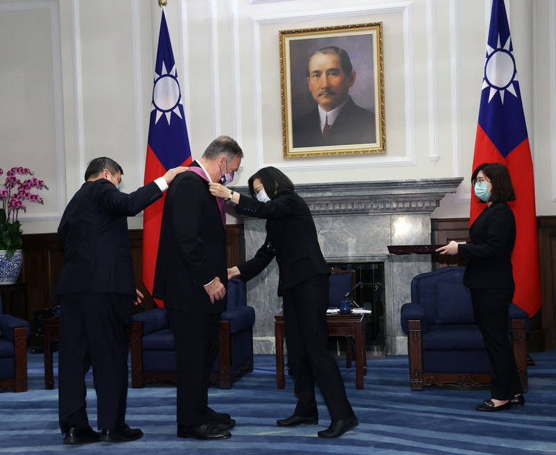 対外関係（2022-03-30）アメリカ前国務長官のポンペイオ氏が台湾訪問、蔡英文・総統が勲章授与