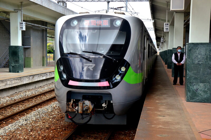 宝島再発見 - 2022-05-21_在来線・台湾鉄道の神秘的な列車
