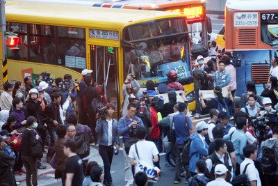 秩序無い原発反対運動、警察が強硬姿勢