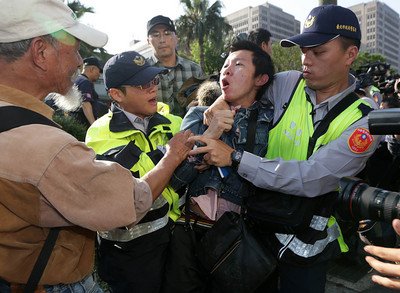 立法院臨時会、両岸服貿協定の審議は困難か