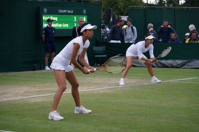 ウィンブルドン女複、謝・彭組が二回戦へ