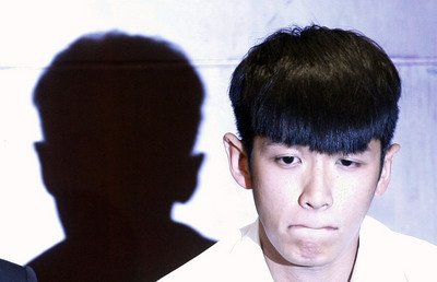 大麻使用で逮捕の柯震東が帰台し謝罪会見