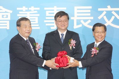 梁・行政院顧問が貿協董事長に就任