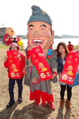 烏山頭ダムの巨大「水財神」が大人気