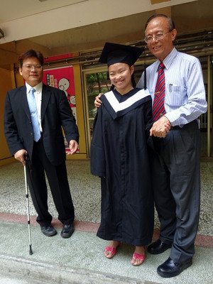 台湾初の盲聾唖大学生が卒業