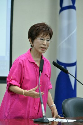 洪秀柱氏「女性の戦いで民主の模範を」