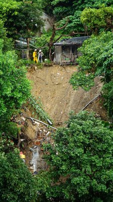 台北市で大雨、土砂崩れも