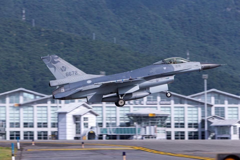 台湾のf 16戦闘機墜落か 操縦士いまだ不明 ニュース Rti 台湾国際放送