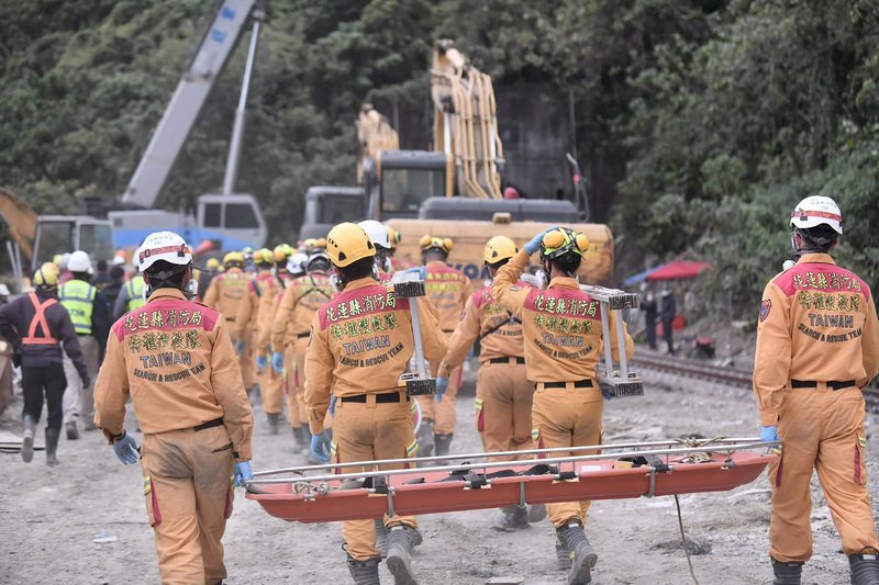 台鉄特急列車脱線事故のため、6号車の下敷きになっていた犠牲者の遺体が5日午後、出された。このたびの列車事故における最後の犠牲者がようやく見つかった。台湾南東部・台東出身の21歳の男性憲兵だった。(写真:花蓮県提供、CNA)