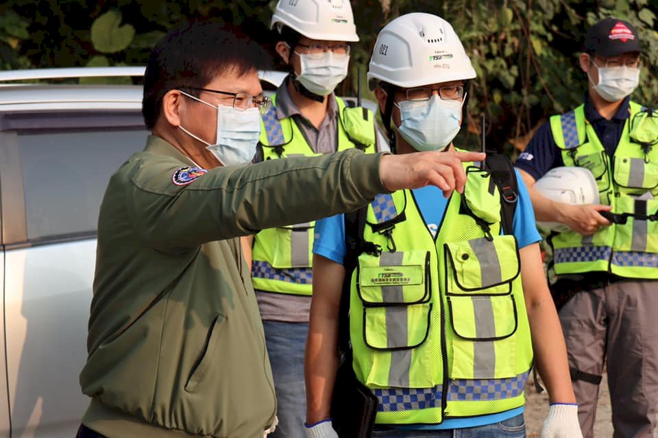2日に発生したこの列車脱線事故で50人が死亡、202人が負傷している。交通部の林佳龍・部長(左)は4日深夜、フェイスブックに投稿し、蔡英文・総統と蘇貞昌・行政院長に辞意を表明した。災害救助が一段落したら、責任をとって交通部長を辞任すると明らかにした。林・交通部長は5日、「事故発生直後にただちに責任をとると言った。政治責任だけではなく、事後対策の責任もある。事故の影響を最小限にとどめるべきだ。在任中、最後まで、災害救助や線路の復旧などすべての事後対策を全う。個人の去就は現在重要ではない」と述べた。(写真:林佳龍・交通部長のフェイスブックより)