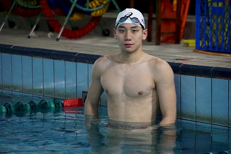 東京オリンピックの開幕まで100日を切った 台湾の男子競泳代表 19歳の王冠閎 選手は五輪に向けて 中華民国台湾のスポーツ選手養成拠点 国家運動訓練中心 国家スポーツ訓練センター で毎日集中訓練を受け スピードと瞬発力を鍛えている 目標は 東京五輪8強進出