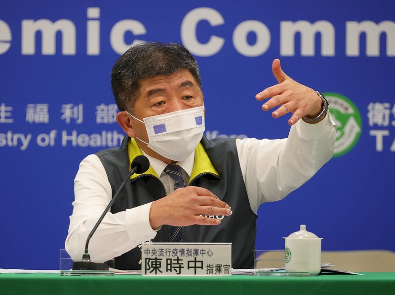 台湾の大手航空会社、中華航空(チャイナエアライン)の乗組員の宿舎で、隔離施設でもあった、台北ノボテル桃園国際空港ホテルの集団感染が10日、さらに拡大した。台湾の新型コロナウイルス感染症対策本部「中央感染状況指揮センター」の指揮官を兼務する、衛生福利部(=日本の厚労省に類似)の陳時中・部長(=大臣、写真)は10日午後の記者会見で、台湾での感染が確認された症例が10日に4例増加、そのうち、一例は、感染源調査中だと発表した。10日時点では、この集団感染の累計感染者は、35人になった。市中への影響が懸念されている。(写真:CNA)