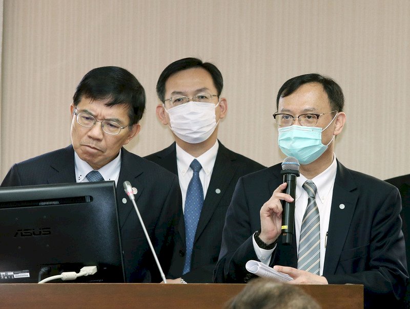 立法院、華航・ホテル集団感染の責任問う