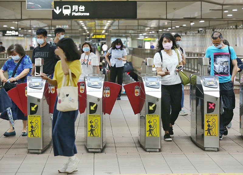 台湾では11日、感染経路不明の域内感染者が見つかったため、台湾の新型コロナウイルス感染症対策本部「中央感染状況指揮センター」は11日から6月8日まで、室内100人以上、室外500人以上の大型イベントの開催中止、在来線・台湾鉄道と台湾新幹線こと、台湾高速鉄道、およびバスなどの公共交通機関での飲食禁止などの防疫強化対策を実施すると発表した。(写真:CNA)