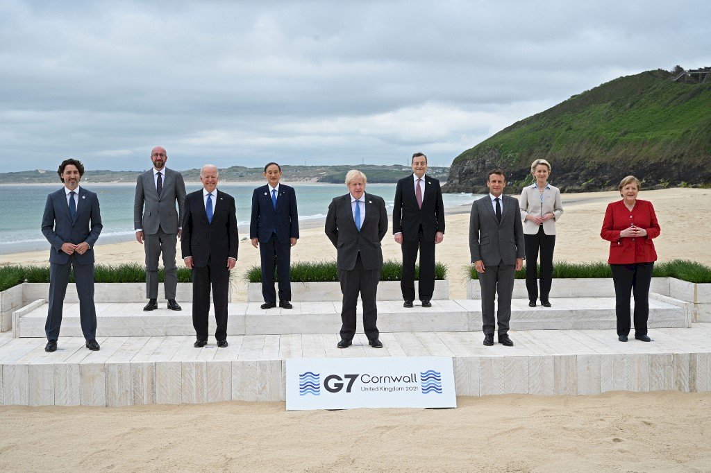 主要7か国首脳会議(G7サミット)は13日、台湾海峡の平和と安定を維持する重要性を強調することと、両岸問題の平和解決を促す文言を盛り込んだ宣言を採択して閉幕した。G7サミットが首脳宣言で台湾海峡に言及したのは初めて。総統府の張惇涵・報道官は14日、「台湾海峡の平和と安定は、台湾と中国大陸という『台湾海峡両岸関係』の範疇のみならず、すでにインド太平洋地域のレベルになっており、全世界が注目するものになっている。台湾海峡両岸関係は、『自由で開かれたインド太平洋地域』の促進において非常に重要だ。G7サミットがその前身であるG6が発足して36年来、首脳宣言で台湾海峡の平和と安定の重要性を強調したのは、初めてだ」と指摘し、感謝を表明した。(写真:AFP)