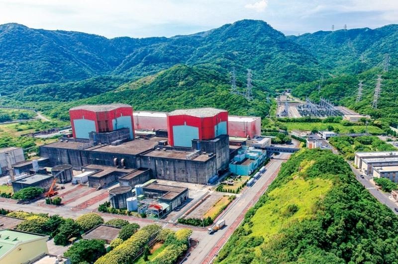 12月27日に稼働許可が満期になる、第2原子力発電所の1号機は、燃料池の貯蔵量が不足していることから、12月27日まで稼働することのが困難。台湾電力は、6月下旬にも稼働停止になると予測している。その稼働停止により、台湾では、電力が80万キロワット不足することになると予測されている。台湾電力は、民営の発電所(IPP)、嘉恵発電所(嘉義県民雄郷)が50万キロワットを発電できる発電機を増設することと、太陽光発電で補うと発表、それに加えて、年次点検を受けている大型発電機ももうすぐ復帰できるため、電力の供給には影響はないと見ている。(写真:台湾電力公式サイトより)