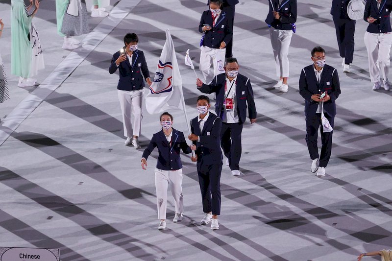 東京オリンピックの開会式が23日に行われ、台湾の代表チームは、104番目に入場した。司会者は「チャイニーズ・タイペイ」と紹介したが、NHKのベテラン女性アナウンサーは、「台湾です」と、「台湾」二文字を使って紹介したため、話題となっている。(写真:CNA)