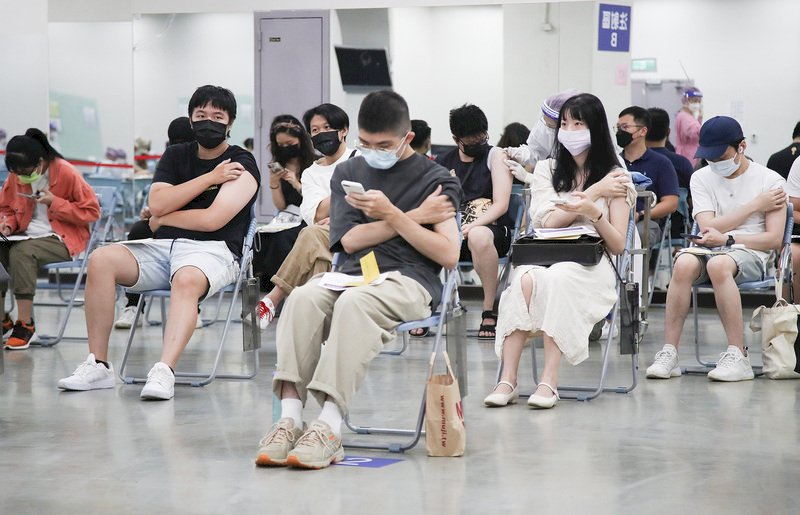 台湾でのコロナ・ワクチン接種、1回以上は50%近く