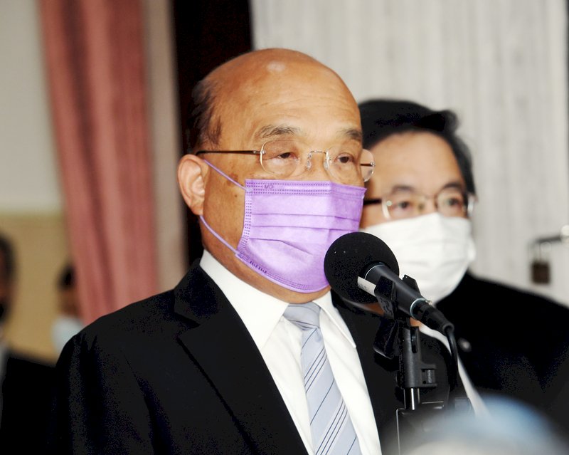 行政院(内閣)の蘇貞昌・院長(首相、写真)が24日、報道陣のインタビューを受けた際、CPTPPの加盟国はいずれも台湾の重要な貿易パートナーだ。台湾がCPTPPに加盟できれば、対外貿易における商機創出と競争力向上に役立つほか、国内の産業のレベルアップにも有益だとの見方を示した。蘇・行政院長は、台湾がCPTPPへの加盟と引き換えに、日本の福島県など5県の食品輸入を再開することはしないと明言した。(写真:CNA)