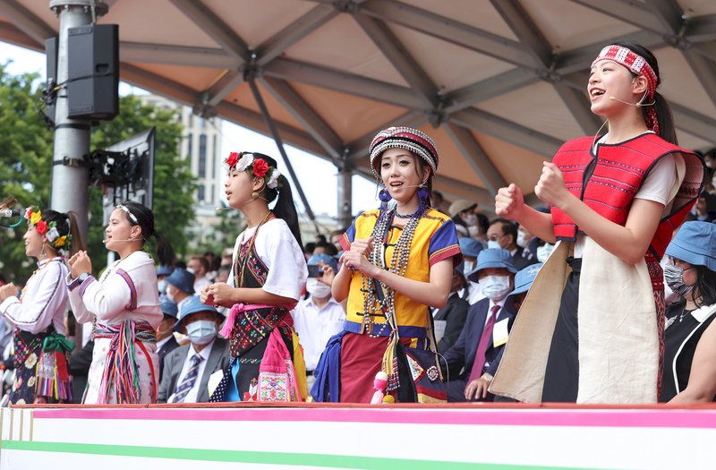 原住民族16部族60人、名曲「手牽手」の原住民族語カバーを披露