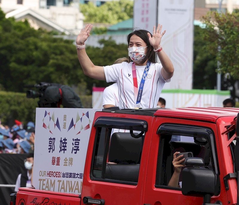 双十国慶節英雄パレード、東京五輪メダリストに沿道から大きな拍手