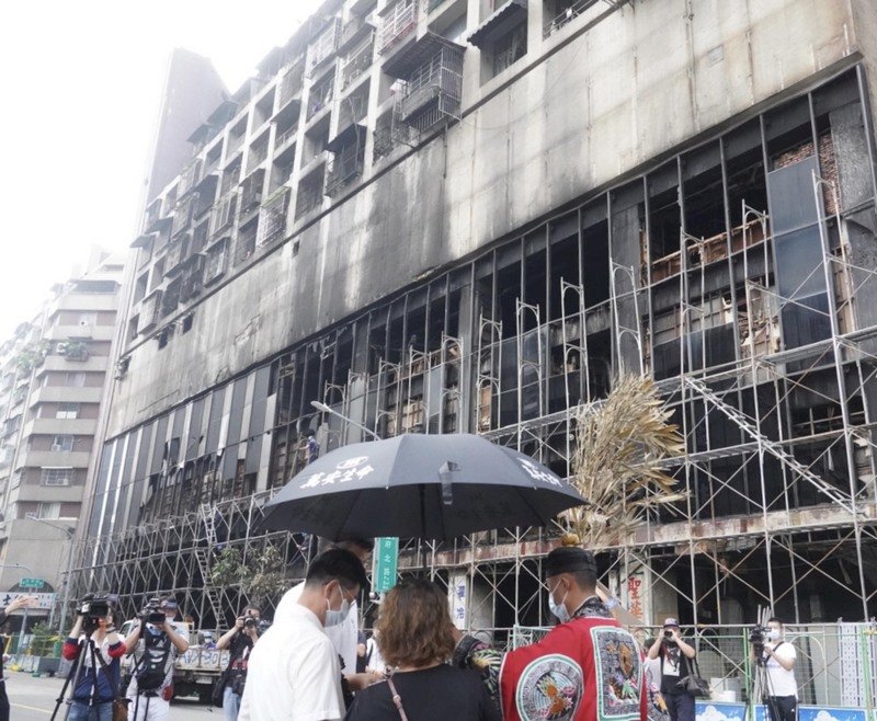 台湾、10/22半旗を掲げて高雄ビル火災の犠牲者を追悼