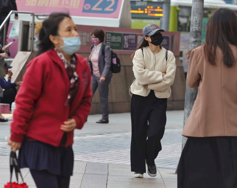 22日に前線が通過し、北東からの季節風が強まった影響を受け、台湾北部、北東部で気温がぐっと下がった。(写真:RTI)