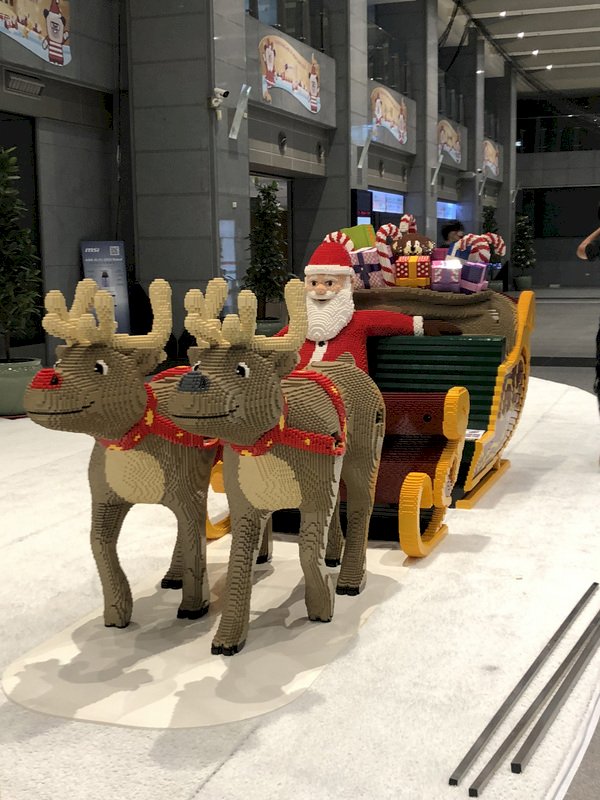 「新北市は今年、レゴブロック(LEGO。中国語では楽高)とコラボし、新北市板橋区の中山路と新府路の交差点にレゴブロックで作られた大きなサンタクロースを設置したほか、新北市役所のホールでレゴブロックの達人たちの作品を展示している(写真)。レゴブロックでミニバージョンの「新北歓楽耶誕城(クリスマスランド・イン・ニュー・タイペイ・シティ)を作る体験も出来る。(写真:CNA)
