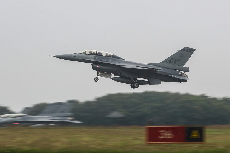 台湾南部・嘉義にある、空軍嘉義基地に配備されているF-16V(Block20)型戦闘機が11日午後、地上の機関砲による攻撃に対抗する訓練を行った際、嘉義東石沖に消息を絶った。国軍は現在、捜索・救助を急いでいる。中華民国空軍は、昨年「鳳展プロジェクト」と名付けた、F-16A/B型戦闘機のグレードアップ計画を実施、台湾元1000億元(約日本円4162億円)を支出して、現有のF-16A/B型戦闘機141機をF-16V(Block20)に改良する。先にグレードアップされた60機は昨年末、空軍嘉義基地で初のF-16V戦闘機部隊を結成した。(写真:CNA)