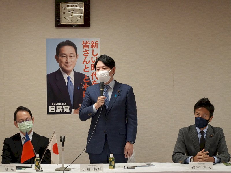 日本の自由民主党青年局が12日、台湾からの留学生20名あまりを党本部に招いて意見交換会を開いた。青年局で局長を務める小倉将信衆議院議員(写真中央)は「台日関係」と題して講演、留学生たちが台日交流を深める架け橋になるよう期待を寄せた。(写真:CNA)