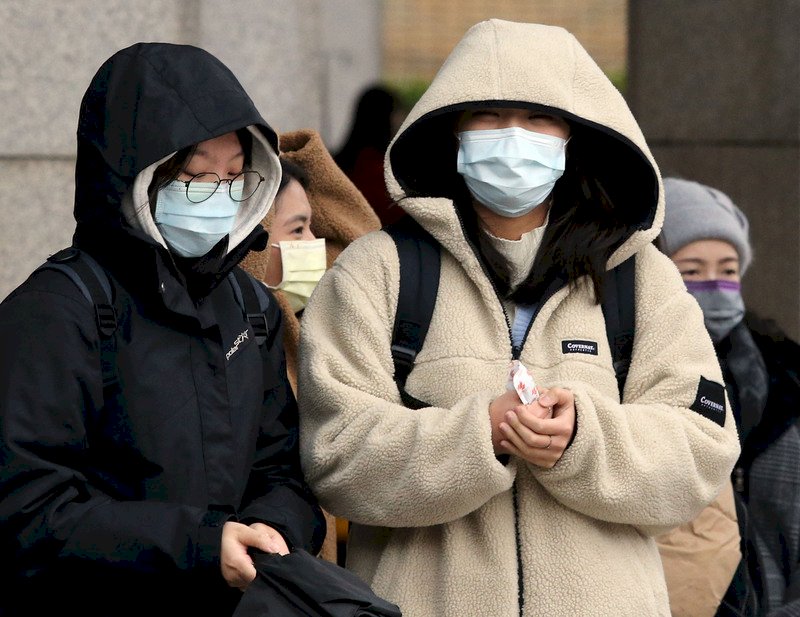 中央気象局が13日午前、低温注意報の範囲を拡大した。強い大陸性寒気団南下の影響を受けて18の県と市は、摂氏10度以下の低温に注意する必要があるという。台湾全域では、南東部の台東、南部の屏東、離島の澎湖と連江県だけが低温注意報の範囲から除外されている。なお、13日午前10時まで、台湾本島の平地における最低気温は、南部・嘉義県民雄郷と同南部・雲林県斗南鎮の摂氏9.1度だった。(写真:CNA)