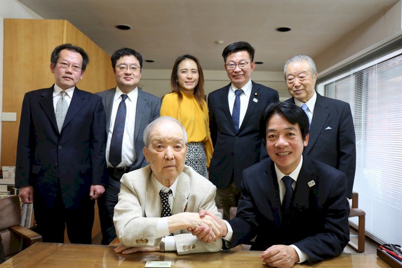 日本の海部俊樹元首相(前列左)が亡くなったことを受け、外交部は14日、哀悼の意を表すると共に、自由、民主と世界の平和への海部元首相の貢献を称え、最高の敬意と謝意を表した。海部元首相は、2019年5月、日本で当時行政院長だった、現職の頼清徳・副総統(前列右)の表敬訪問を受けたことがあり、台日関係の強化にも力を入れていた。(写真:資料写真、CNA)