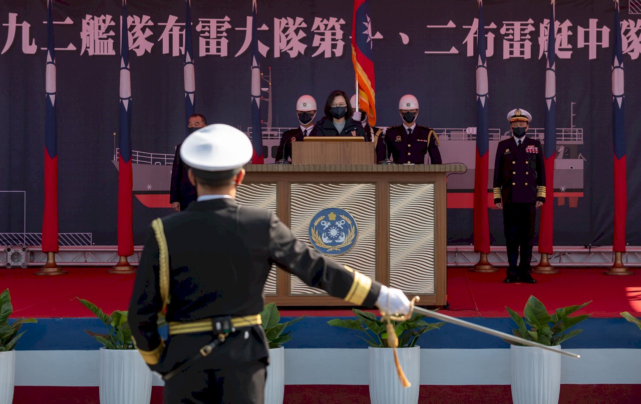 海軍は14日、蔡英文・総統主催の下、台湾南部・高雄市左営にある海軍左営基地の水星ふ頭で「海軍-192艦隊機雷敷設大隊第一、第二機雷敷設艦中隊発足式」を行った。蔡・総統が機雷敷設艦部隊発足の命令を下した後、第一、第二機雷敷設艦中隊が正式に海軍に加わることになった。中華民国台湾が非対称戦争に臨む際の有力な武器になるよう期待が高まっている。(写真:総統府提供)