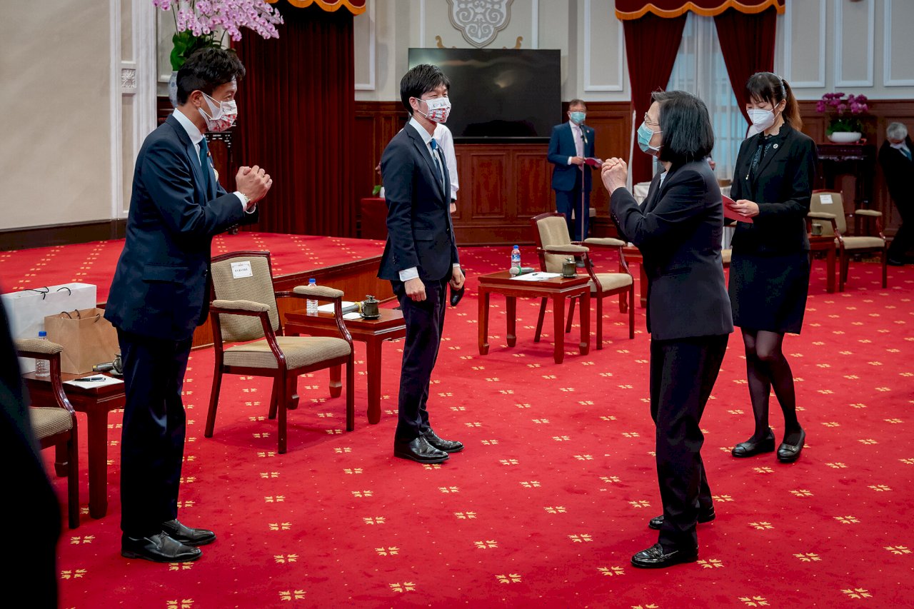 蔡・総統、日本の自民党青年局訪問団の表敬受ける