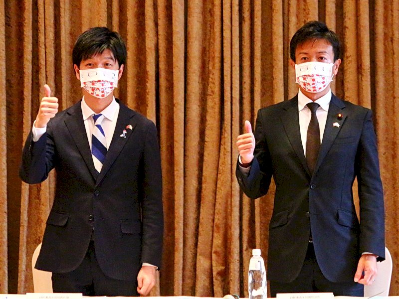 台湾を訪問中の日本の自民党青年局訪問団が6日、台北で記者会見を開き、日台連携の重要性を強調すると共に、力による現状変更は許されないと表明した。写真は、団長代理として記者会見に臨む、鈴木憲和衆議院議員（左）、青年局の国際部長、鈴木隼人衆議院議員（右）。（写真：ＲＴＩ）