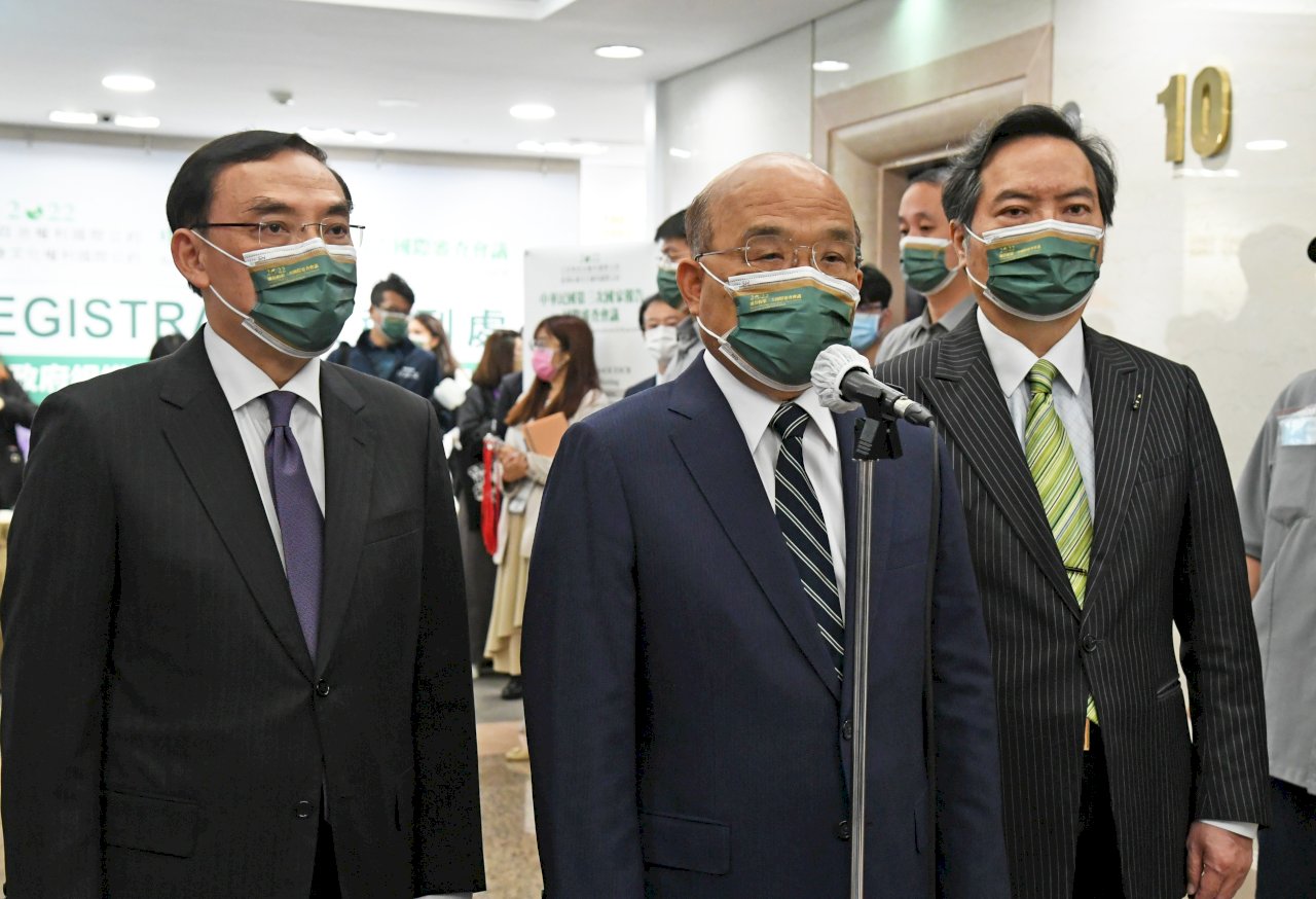 行政院の蘇貞昌・院長(=首相、中央)は、新型コロナウイルス感染症対策を7月に緩和するかどうかについて、「今後の感染状況の変化を見る必要があるが、できる限り人々の正常な生活を回復させる」と語った。(写真:行政院提供) 行政院の蘇貞昌・院長(=首相、中央)は、新型コロナウイルス感染症対策を7月に緩和するかどうかについて、「今後の感染状況の変化を見る必要があるが、できる限り人々の正常な生活を回復させる」と語った。(写真:行政院提供)