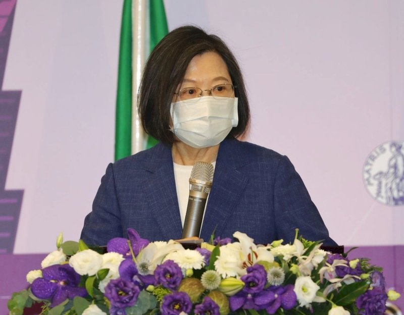 蔡英文・総統が24日、女性医師による国際NGO、国際女医会(MWIA)の第32回世界代表大会の開会式に出席した。蔡・総統はあいさつの中で、感染症には国境はないため、政治は全世界の感染症対策を阻害すべきではない。台湾は今年も世界保健機関(WHO)の年次総会、世界保健総会(WHA)に招待されなかったが、今後も世界の健康と国際社会の防疫対策のために貢献していくとしている。(写真:CNA)