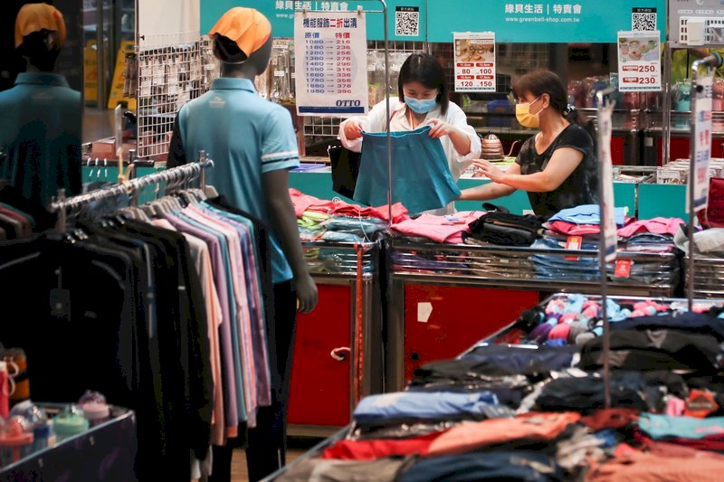 台湾経済発展研究センターは27日、6月の消費者信頼感指数(CCI)が64.14ポイントとなり、5ヶ月連続で下落、2009年12月以来最低だったと発表した。台湾経済発展研究センターの呉大任・CEOは、景気後退のリスクに注視する必要があると述べた。(写真:CNA)