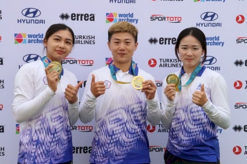 パリで開催されているアーチェリーW杯で、リカーブ女子団体台湾代表が優勝した。今シーズン初の優勝。今年4月のトルコ・アンタルヤで行われた第一戦で銅メダルを獲得している。団体にも出場した彭家楙・選手(右)はリカーブ個人ででも銀メダルを獲得した。(写真:CNA)