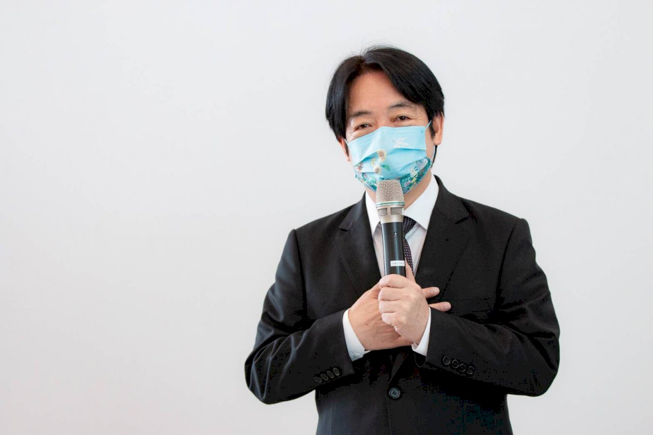 椎間板ヘルニアで入院していた頼清徳・副総統(写真)が27日午後に退院した。総統府の張惇涵・報道官によると26日午後、頼・副総統が腰に痛みを覚えたため診察を受けた結果、椎間板ヘルニアと神経根圧迫が認められたという。頼・副総統は医療チームと各界からの関心と励ましに感謝の意を表した。可能な限り短期間で復帰できるようにする意向だ。(写真:頼清徳・副総統FBより)