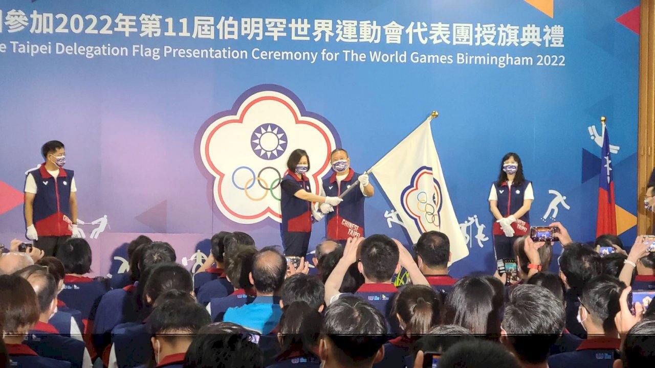 「第11回ワールドゲームズ 2022」が7月7日から17日にかけてアメリカのバーミングハムで開催される。蔡英文・総統は27日午後、「第11回ワールドゲームズ 2022」に参加する台湾の代表チームに団旗を授け、選手たちが実力を発揮して最もよい成績を得るよう激励すると共に、2005年から4大会連続で金メダルを獲得した台湾の女子綱引きチームに対して、5連覇を達成して国のために栄光を勝ち取るよう期待を寄せた。（写真：RTI）