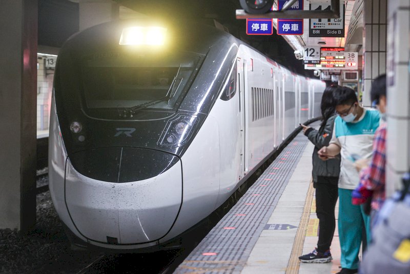 最近、台湾における新型コロナウイルスの感染状況が落ち着きを見せ、感染確認者と自宅療養者が大幅に減っていることから、台湾鉄道では7月1日から列車番号418と427の自強號の運行を再開。7月13日からは、区間車と呼ばれる通勤列車29本と指定席の列車9本の運行を再開する。写真は特急列車「自強号」。（写真：CNA）