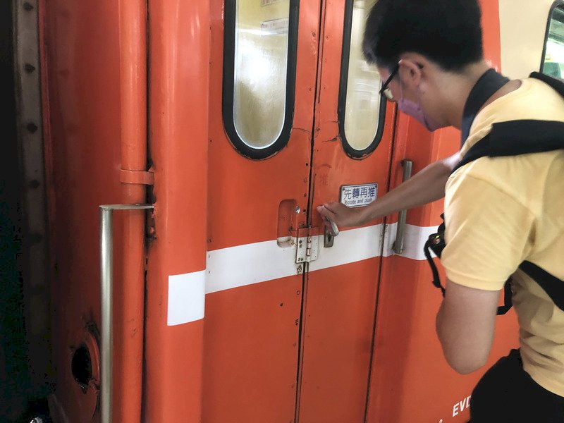 台湾の在来線・台湾鉄道は、車種の単純化を図るため、6月29日に大幅なダイヤ改正を行った。その影響を受け、50年間も運行されてきた、車体が鮮やかなオレンジ色で、折りたたみ式手動ドアを使う古い「莒光号」が正式に引退した。6月29日午後3時38分、列車番号521の「莒光号」は、北部の港町、基隆市の七堵駅から出発、夜10時54分終着駅の新左営駅（南部・高雄市）に到着した。多くの鉄道マニアが見守る中、列車番号521の「莒光号」は最後の任務を全うした。（写真：CNA）