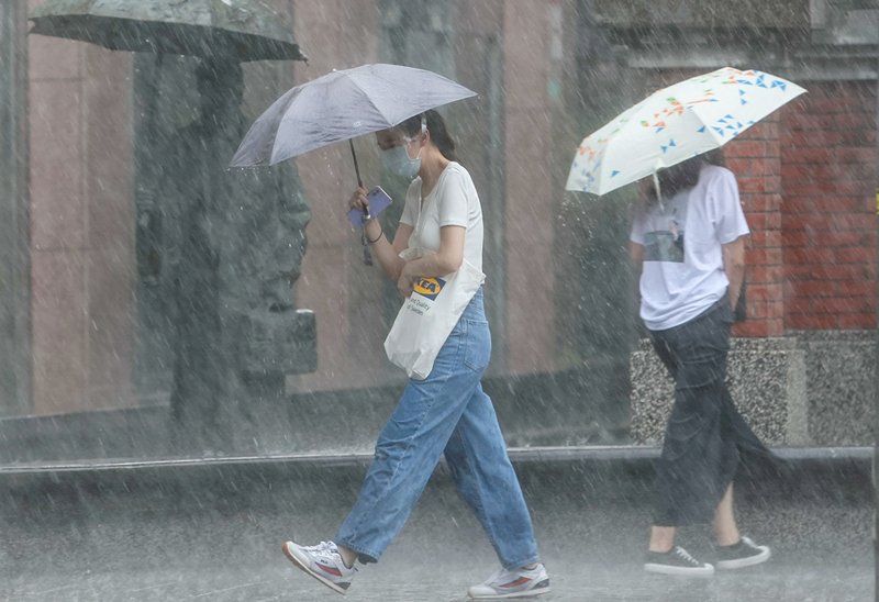 中央気象局は2日、大雨特別警報を出し、台南以北、中部・南投県、南東部・台東地区、およびその他の山間部では大雨が降る可能性があるとして、落雷、突風、川の増水などを注意するよう警戒を呼びかけた。(写真:CNA)