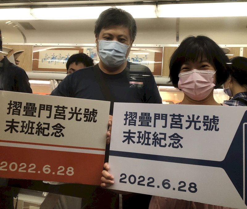 台湾の在来線・台湾鉄道は、車種の単純化を図るため、6月29日に大幅なダイヤ改正を行った。その影響を受け、50年間も運行されてきた、車体が鮮やかなオレンジ色で、折りたたみ式手動ドアを使う古い「莒光号」が正式に引退した。6月29日午後3時38分、列車番号521の「莒光号」は、北部の港町、基隆市の七堵駅から出発、夜10時54分終着駅の新左営駅(南部・高雄市)に到着した。多くの鉄道マニアが見守る中、列車番号521の「莒光号」は最後の任務を全うした。(写真:CNA)