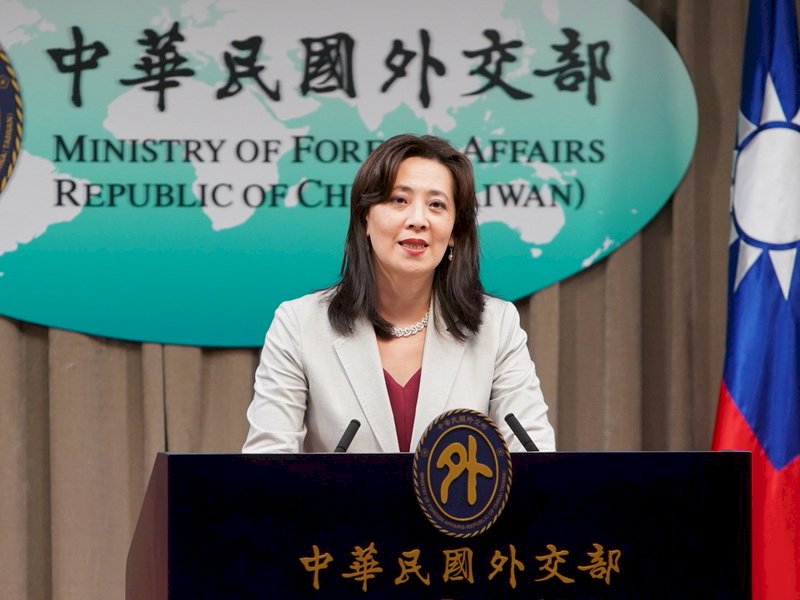 アメリカのナンシー・ペロシ下院議長が台湾を訪問した後、中国が一連の報復措置を取っており、4日正午12時から台湾の周辺海域で実弾演習を行っている。中華民国外交部の欧江安・報道官(写真)は4日、「中国の挑発行為はすでに国際秩序に影響を及ぼしており、台湾海峡と地域の平和と安定を破壊することになっている。中国人民解放軍は実弾演習を行うと宣言し、各国の航空機と船舶に対して特定の空域や海域に入らないよう求めている。このようなやり方は、国際的な海上、空中輸送、経済貿易の往来、国際法の秩序を強く影響している」と指摘した。(写真:外交部提供)