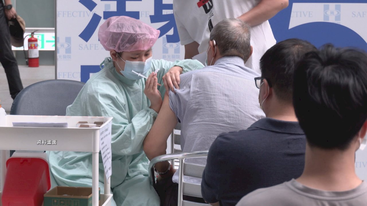国立台湾大学公衆衛生学院流行病学・予防医学研究所の陳秀熙・教授は、台湾ではなお320万人の人が2回目のワクチンを接種していないことから、感染がピークに達した際、毎週125人もの死者が出る恐れがあると憂慮し、重症化、死亡を避けるため、できるだけ早くワクチンを接種するよう呼びかけた。（写真：RTI）