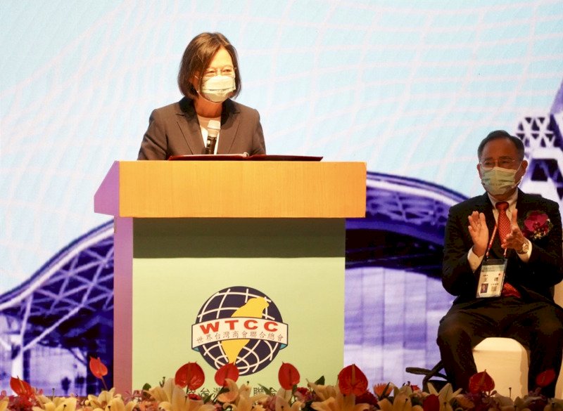 蔡英文・総統は、「世界台湾商会連合総会の会合に出席し、台湾を訪れているアメリカのマイク・ポンペオ(Michael Pompeo)元国務長官の挨拶に耳を傾けた。（写真：CNA）