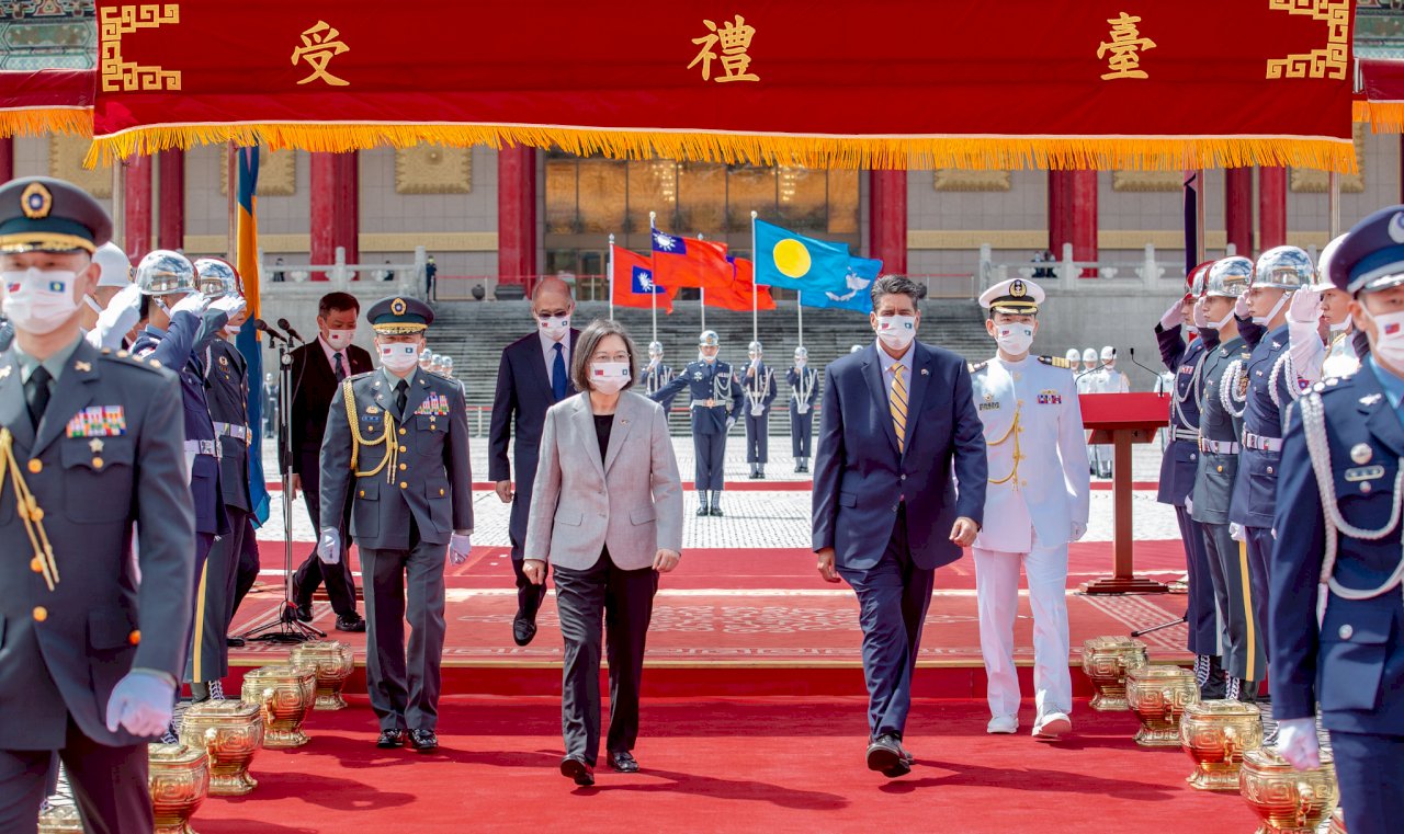 軍の栄誉礼を受け　パラオ大統領：台湾を固く支持