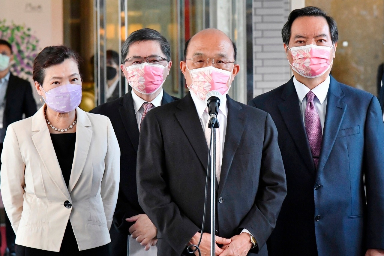 26日に行われた統一地方選挙で、与党・民進党は21の県・市で確保できたのは5首長のみという結果となり、結党以来の最低を記録した。蔡英文・総統は26日夜9時10分に行った記者会見で兼務する民新党党首を引責辞任すると発表した。同じく辞任を申し出た行政院(=内閣)の蘇貞昌・院長(=首相、写真右二)が慰留されたことに具疑問の声が上がっている。(写真:行政院提供)